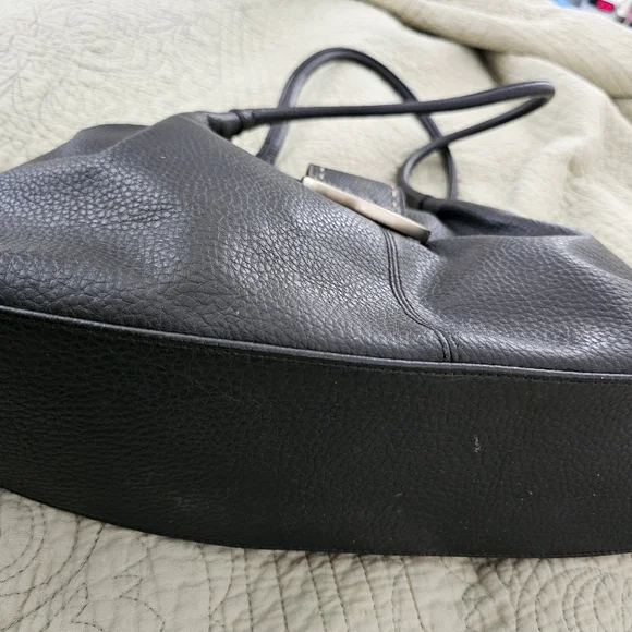 Elegant Black Leather Handbag - Picture 5 of 7